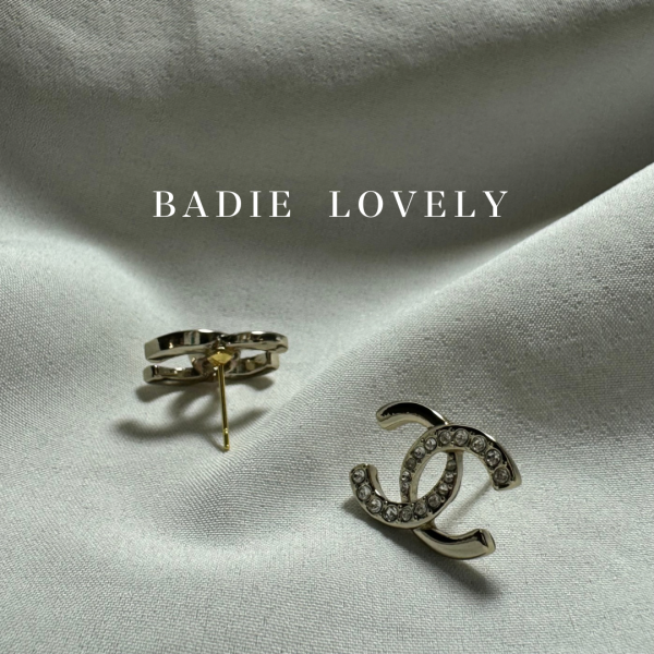 Chanel淡金水鑽耳環 chanel
buttons