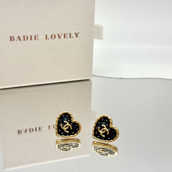 Chanel 牛仔愛心鈕釦耳環 