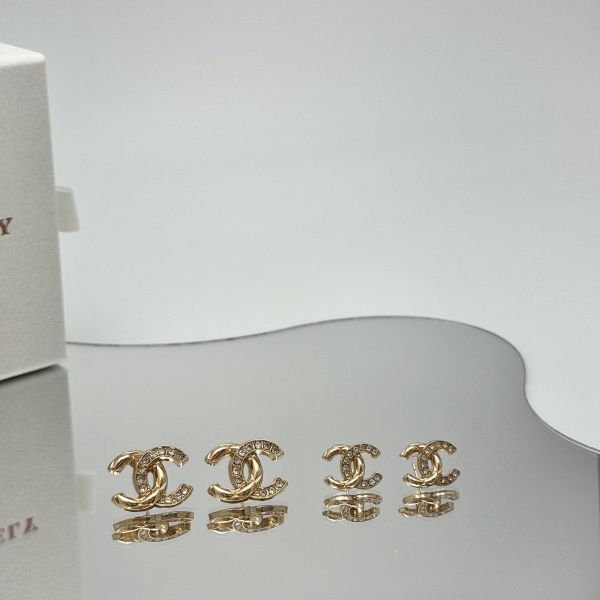 Chanel金色水鑽菱格耳環 