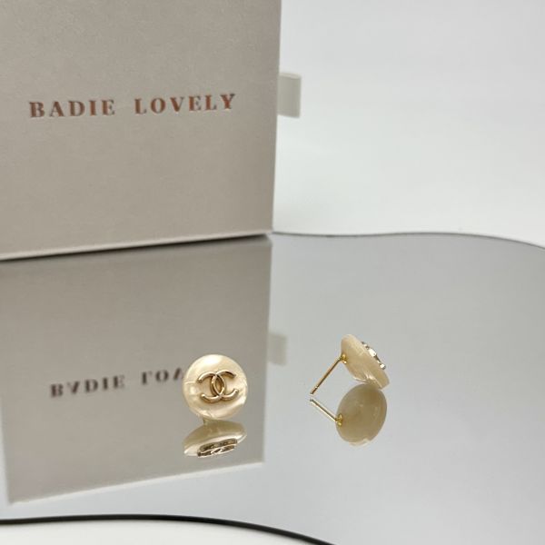 Chanel白玉圓形耳環 