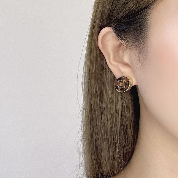 Chanel金邊琥珀鈕扣耳環 