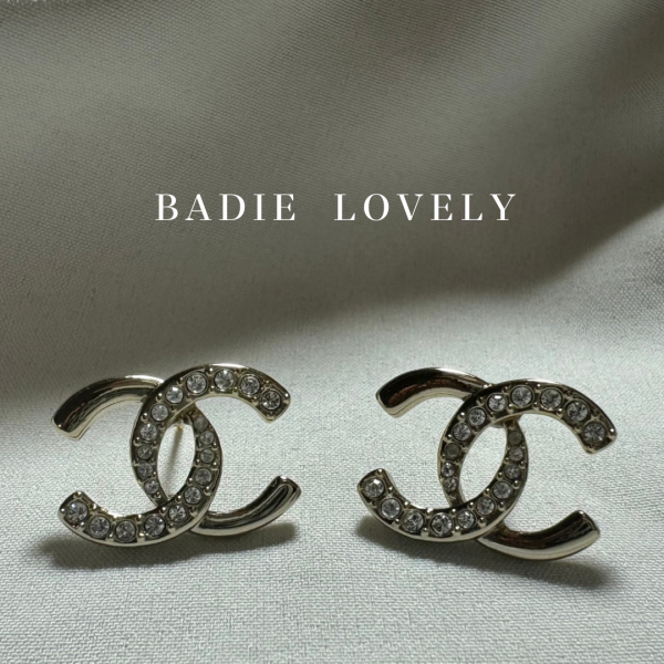 Chanel淡金水鑽耳環 chanel
buttons