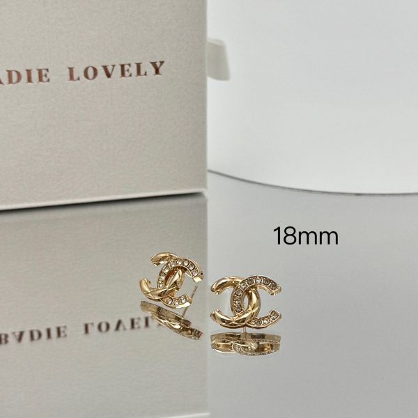 Chanel金色水鑽菱格耳環 