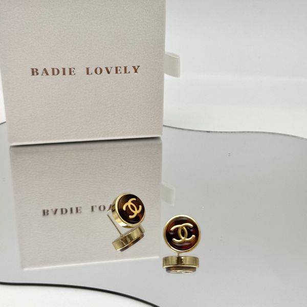 Chanel金邊琥珀鈕扣耳環 