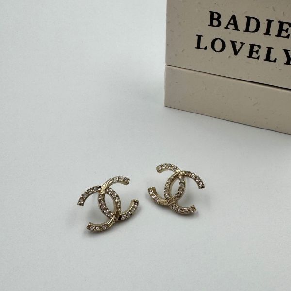 Chanel招財水鑽之光耳環 #復古飾品 #VintageJewelry #手工飾品 #精品鈕扣 #獨一無二 #BadieLovely #古董耳環 #二手精品 #復古耳環 #穿搭靈感 #優雅風