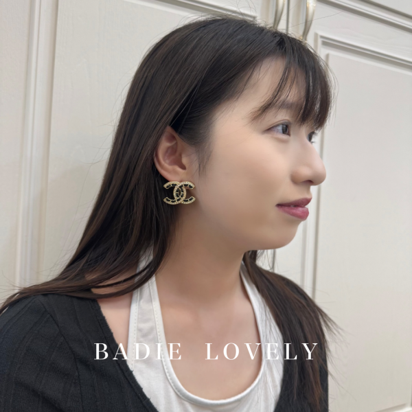 Chanel皮穿金邊珍珠水鑽耳環 