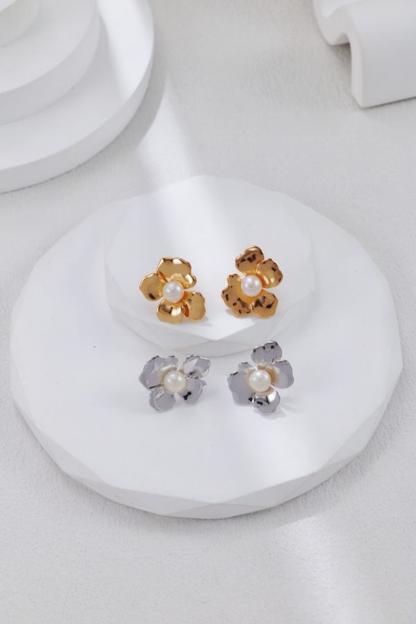 Bloom 盛放之花耳環 立體花瓣耳環、珍珠耳環、雕刻飾品、輕奢品牌耳環、Bloom耳環、花朵耳環推薦、Badie Lovely飾品推薦