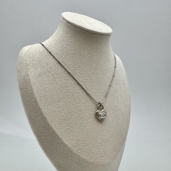 Chanel銀色愛心白字項鏈 