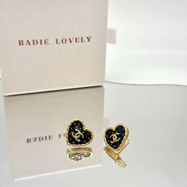 Chanel 牛仔愛心鈕釦耳環 