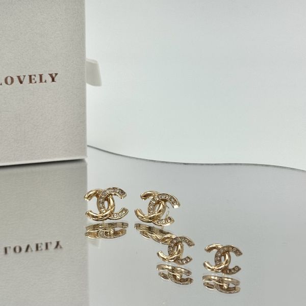 Chanel金色水鑽菱格耳環 