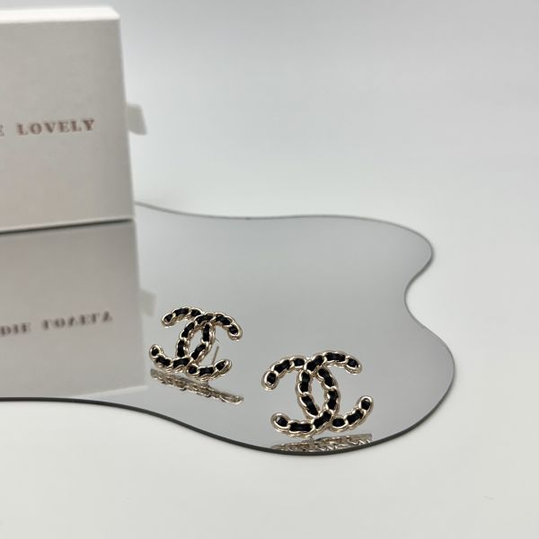 Chanel淺金皮穿耳環 