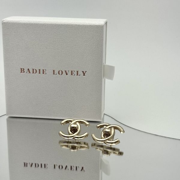 Chanel金色大書包釦耳環 