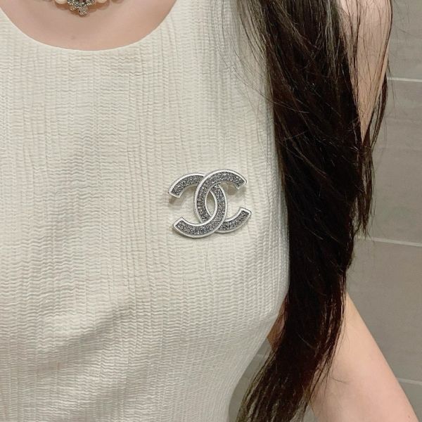 Chanel白邊滿鑽胸針 