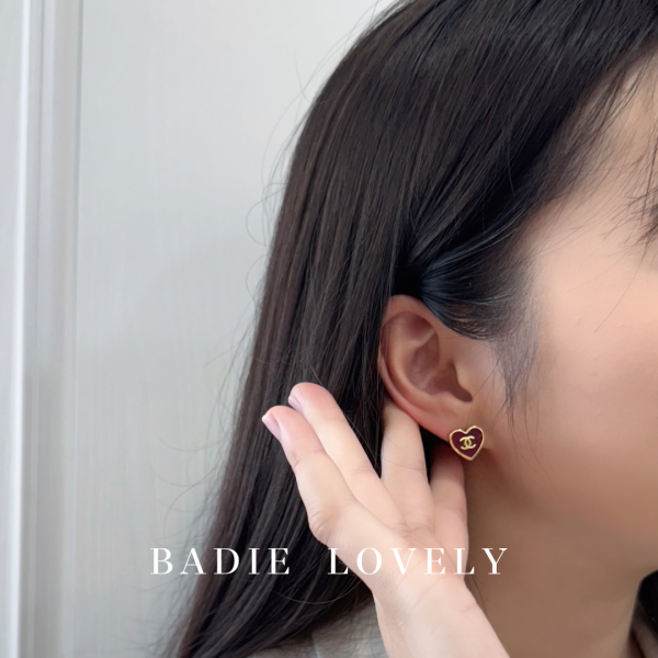 Chanel Sweet Lock 紅心耳環 #520告白日 #甜酷風 #BadieLovely #愛自己最浪漫  
#限量開賣 #耳環控必收 #禮盒推薦 #今日穿搭必備  #BadieLovely
#甜酷風
#甜美飾品
#高級感耳環
#質感穿搭
#風格配件
#今日穿搭必備
#耳環控必收