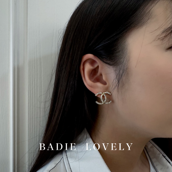 Chanel招財水鑽之光耳環 #復古飾品 #VintageJewelry #手工飾品 #精品鈕扣 #獨一無二 #BadieLovely #古董耳環 #二手精品 #復古耳環 #穿搭靈感 #優雅風