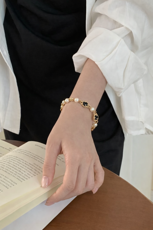 黑瑪瑙珍珠手鏈 18k金／天然珍珠/不對稱拼接設計／波浪金屬線條／T字扣環/日常優雅／極簡中帶溫柔細節／適合單戴或疊搭