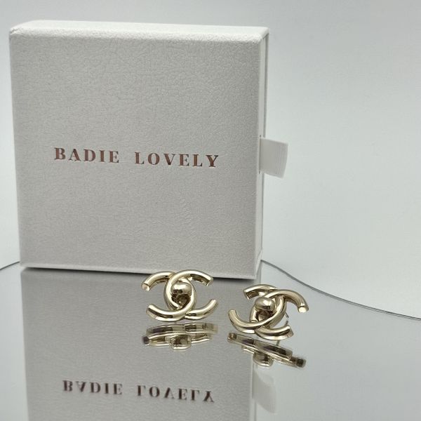 Chanel金色大書包釦耳環 