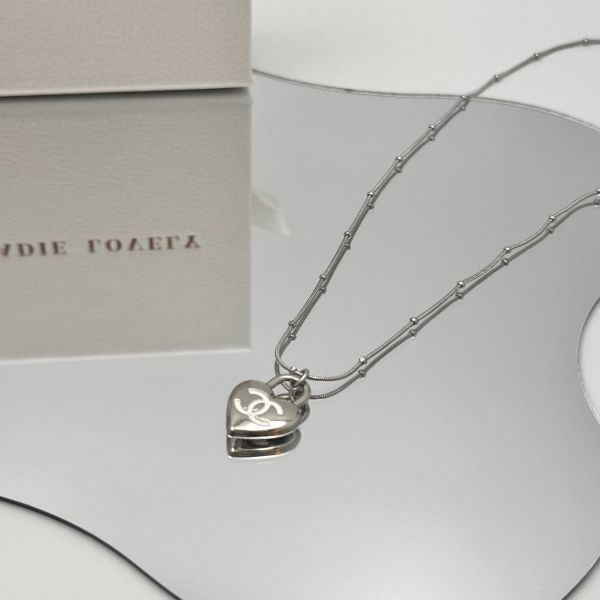 Chanel銀色愛心白字項鏈 