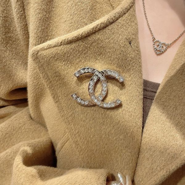Chanel菱格水鑽胸針 