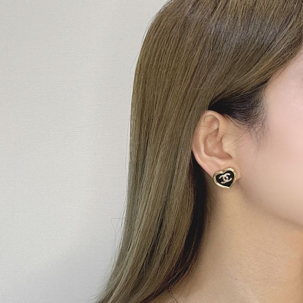 Chanel黑金琺瑯愛心耳環 