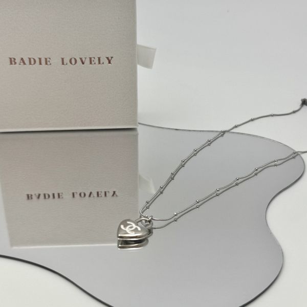 Chanel銀色愛心白字項鏈 