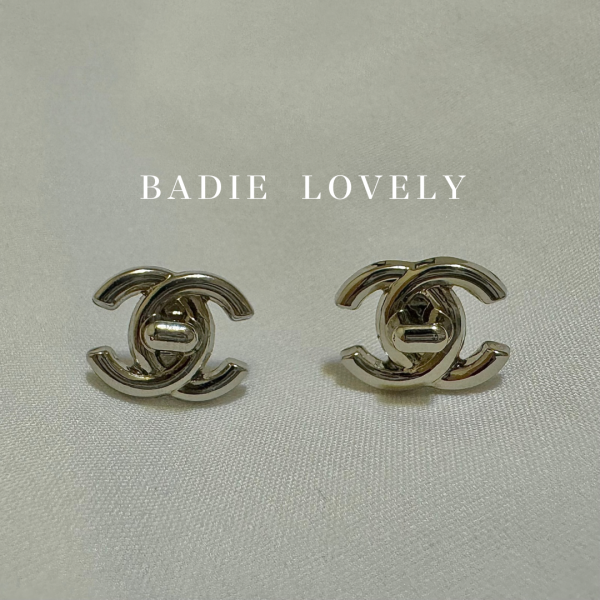 Chanel 經典銀色書包釦耳環 