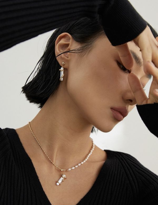 Elyra｜珍珠吊墜耳環 