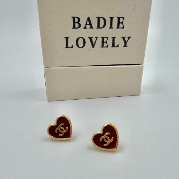 Chanel Sweet Lock 紅心耳環 #520告白日 #甜酷風 #BadieLovely #愛自己最浪漫  
#限量開賣 #耳環控必收 #禮盒推薦 #今日穿搭必備  #BadieLovely
#甜酷風
#甜美飾品
#高級感耳環
#質感穿搭
#風格配件
#今日穿搭必備
#耳環控必收