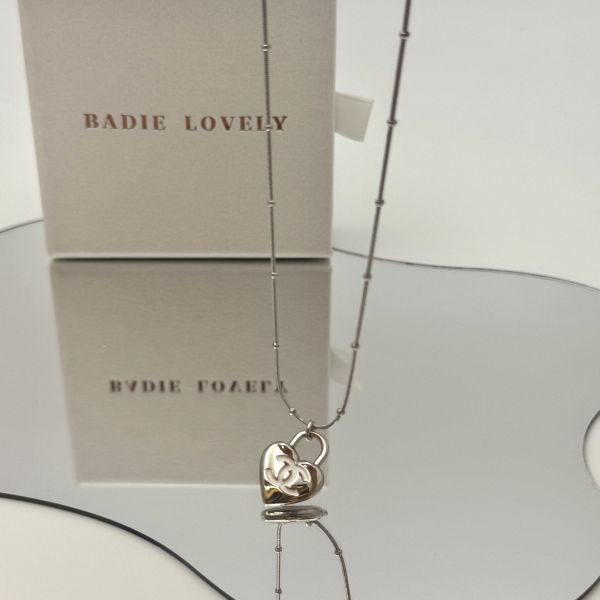 Chanel銀色愛心白字項鏈 