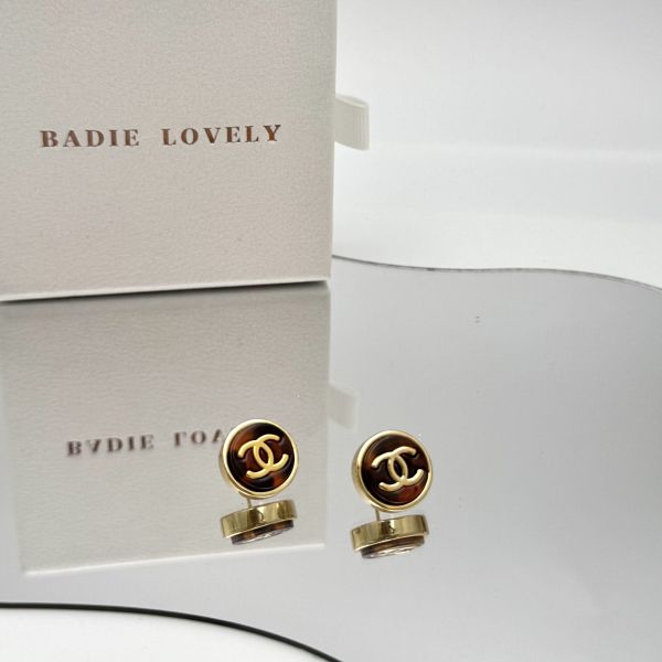 Chanel金邊琥珀鈕扣耳環 