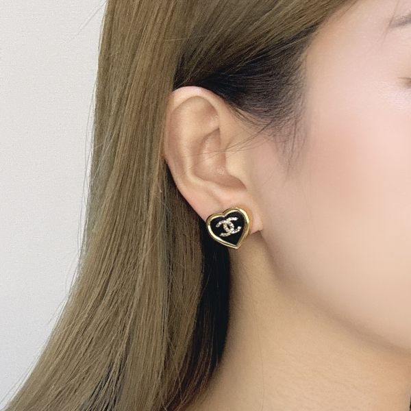 Chanel黑金琺瑯愛心耳環 