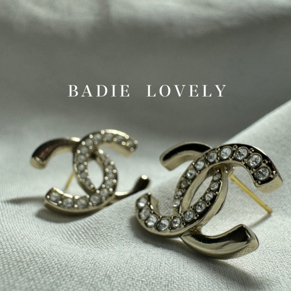 Chanel淡金水鑽耳環 chanel
buttons