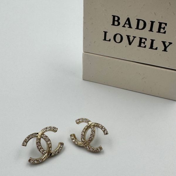 Chanel招財水鑽之光耳環 #復古飾品 #VintageJewelry #手工飾品 #精品鈕扣 #獨一無二 #BadieLovely #古董耳環 #二手精品 #復古耳環 #穿搭靈感 #優雅風
