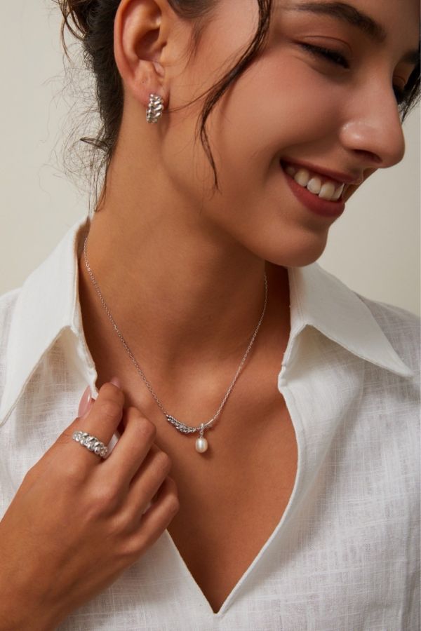 Feather 羽翼珍珠項鍊 Feather Grace Pearl Necklace以羽翼守護為靈感,結合珍珠垂墜設計,呈現溫柔與堅定並存的氣質。提供金／銀兩色,為日常造型添上一抹優雅祝福