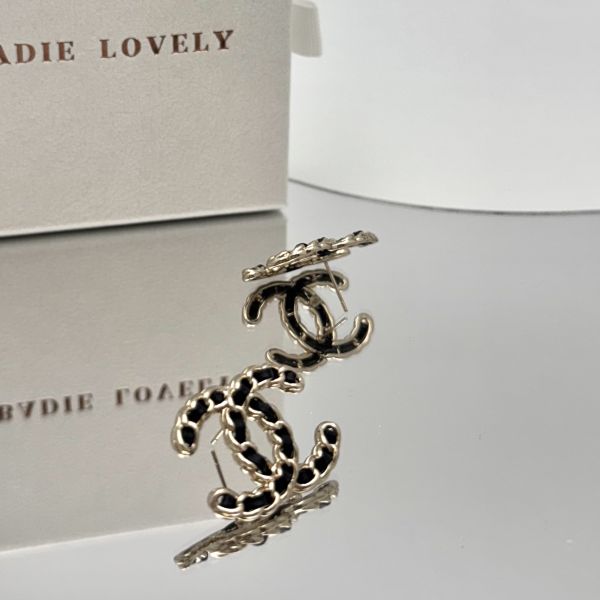 Chanel淺金皮穿耳環 