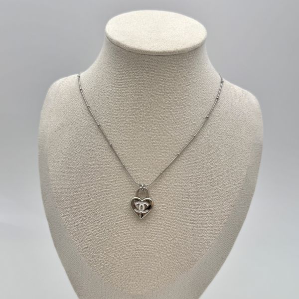 Chanel銀色愛心白字項鏈 