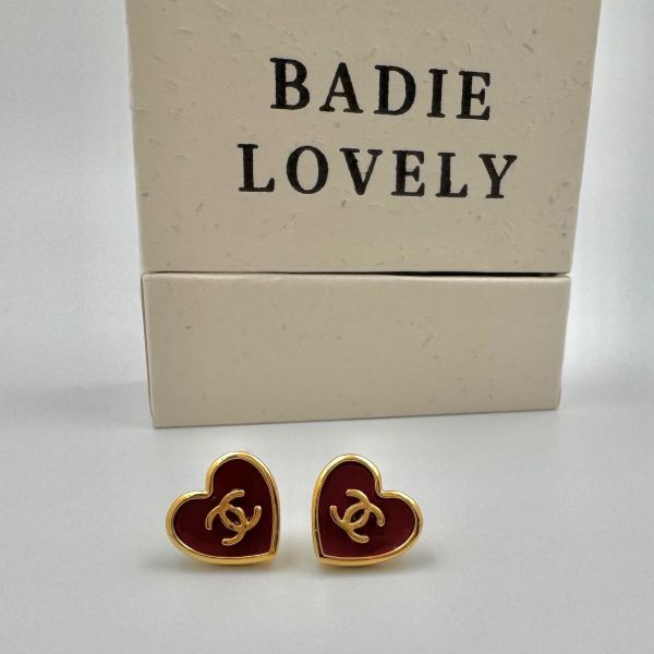 Chanel Sweet Lock 紅心耳環 #520告白日 #甜酷風 #BadieLovely #愛自己最浪漫  
#限量開賣 #耳環控必收 #禮盒推薦 #今日穿搭必備  #BadieLovely
#甜酷風
#甜美飾品
#高級感耳環
#質感穿搭
#風格配件
#今日穿搭必備
#耳環控必收