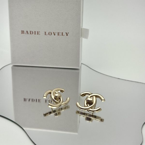 Chanel金色大書包釦耳環 