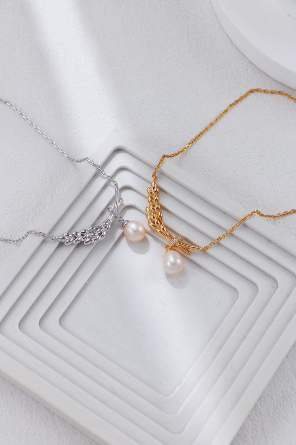 Feather 羽翼珍珠項鍊 Feather Grace Pearl Necklace以羽翼守護為靈感,結合珍珠垂墜設計,呈現溫柔與堅定並存的氣質。提供金／銀兩色,為日常造型添上一抹優雅祝福