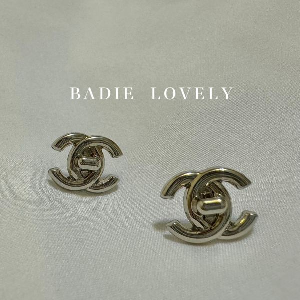 Chanel 經典銀色書包釦耳環 