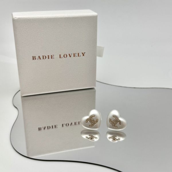 Chanel白珍珠愛心水鑽耳環 