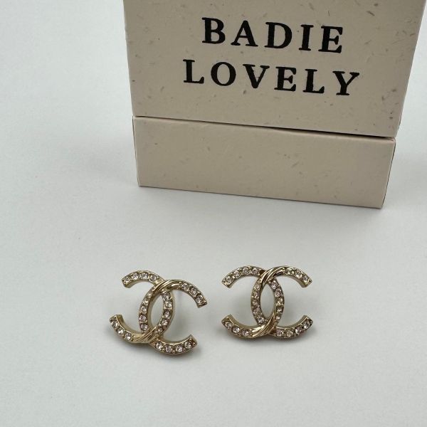 Chanel招財水鑽之光耳環 #復古飾品 #VintageJewelry #手工飾品 #精品鈕扣 #獨一無二 #BadieLovely #古董耳環 #二手精品 #復古耳環 #穿搭靈感 #優雅風