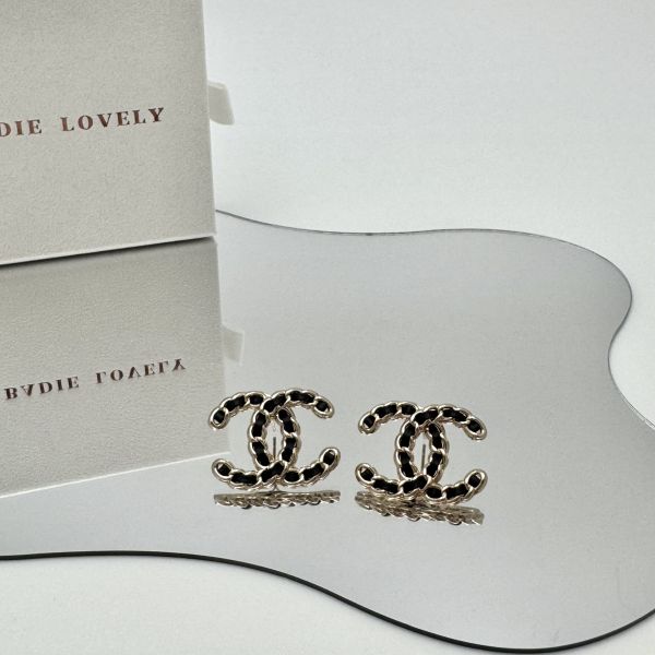 Chanel淺金皮穿耳環 