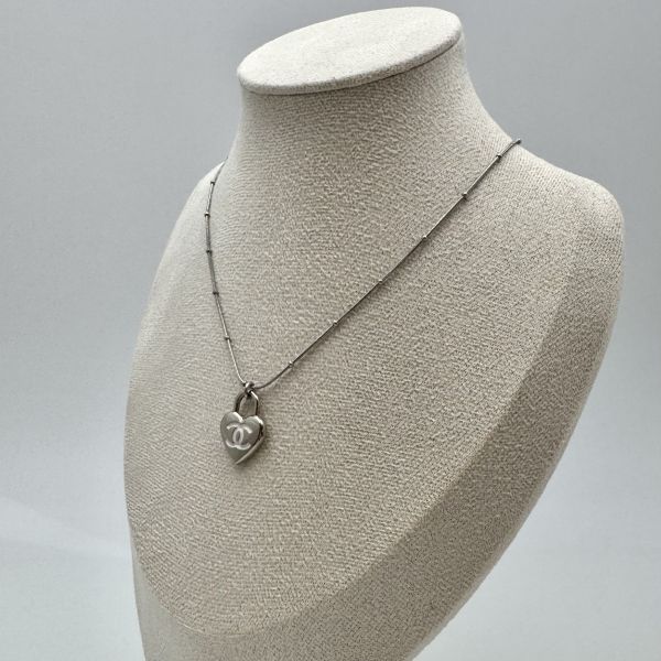 Chanel銀色愛心白字項鏈 