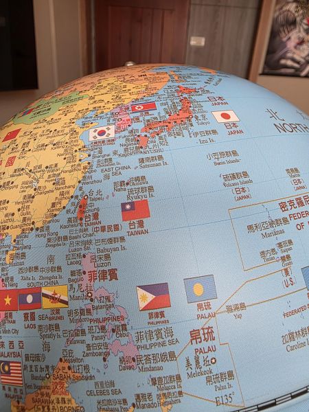 10吋行政國旗地球儀｜中英文對照・360度全回轉・世界各國國旗・木質底座・兒童地理教學 10吋行政國旗版360度迴旋木質地球儀(中英文對照)
