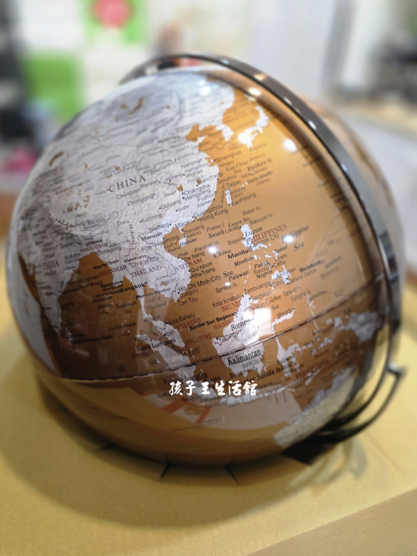 17吋外銷熱銷款金色站立式地球儀(英文版) 