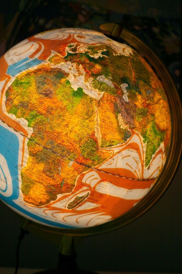 孩子王生活館 12吋地形行政木質地球儀(中英文對照)(附燈) 孩子王生活館 12吋地形行政木質地球儀(中英文對照)(附燈)