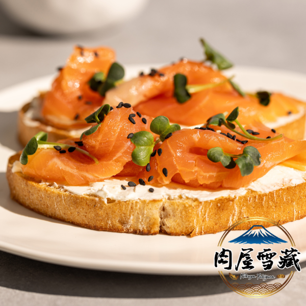 【肉屋雪藏】煙燻鮭魚切片 煙燻鮭魚片, 智利銀鮭, 煙燻鮭魚推薦, 100g 鮭魚, 退冰即食鮭魚, 德國櫸木煙燻, 鮭魚沙拉, 貝果配料, 班尼迪克蛋食材, 清真認證食品, HOWGOOD