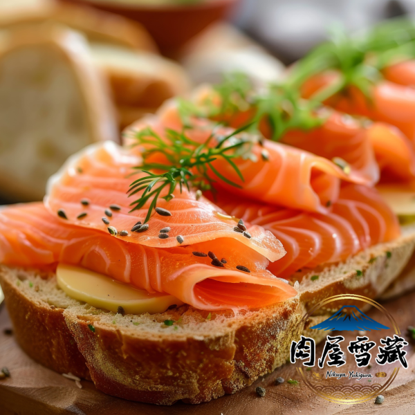 【肉屋雪藏】煙燻鮭魚切片 煙燻鮭魚片, 智利銀鮭, 煙燻鮭魚推薦, 100g 鮭魚, 退冰即食鮭魚, 德國櫸木煙燻, 鮭魚沙拉, 貝果配料, 班尼迪克蛋食材, 清真認證食品, HOWGOOD