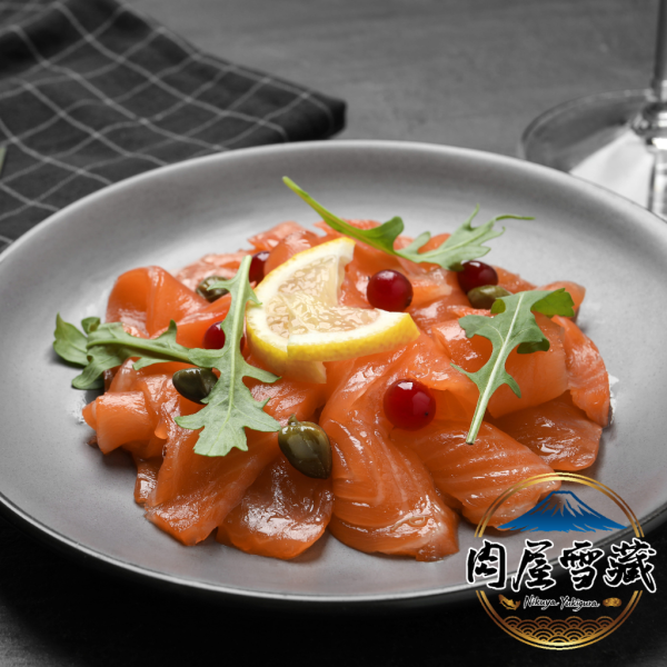 【肉屋雪藏】煙燻鮭魚切片 煙燻鮭魚片, 智利銀鮭, 煙燻鮭魚推薦, 100g 鮭魚, 退冰即食鮭魚, 德國櫸木煙燻, 鮭魚沙拉, 貝果配料, 班尼迪克蛋食材, 清真認證食品, HOWGOOD